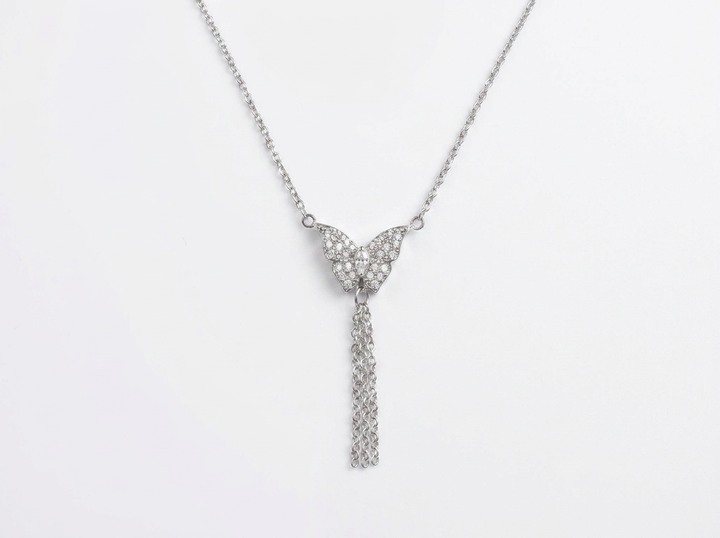 elegant-silver-butterfly-pendant-necklace_03_Model-Closeup