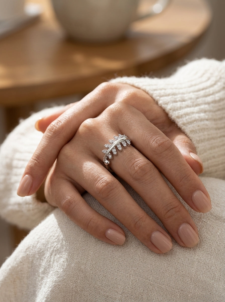 sparkling-leaf-silver-ring_03_Model-Closeup