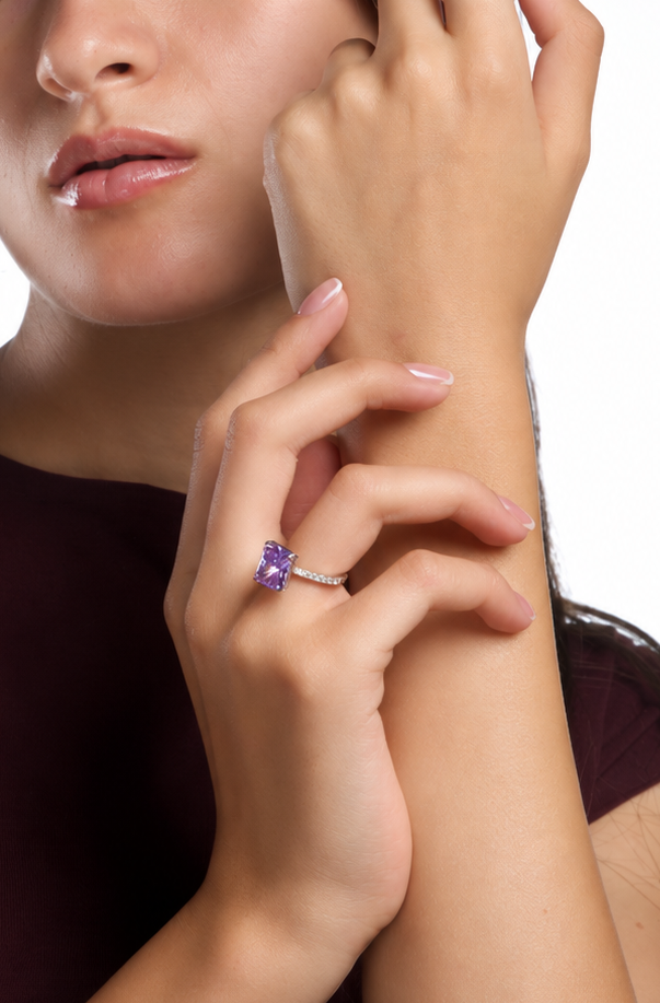 royal-blue-ring-silver_03_Model-Closeup