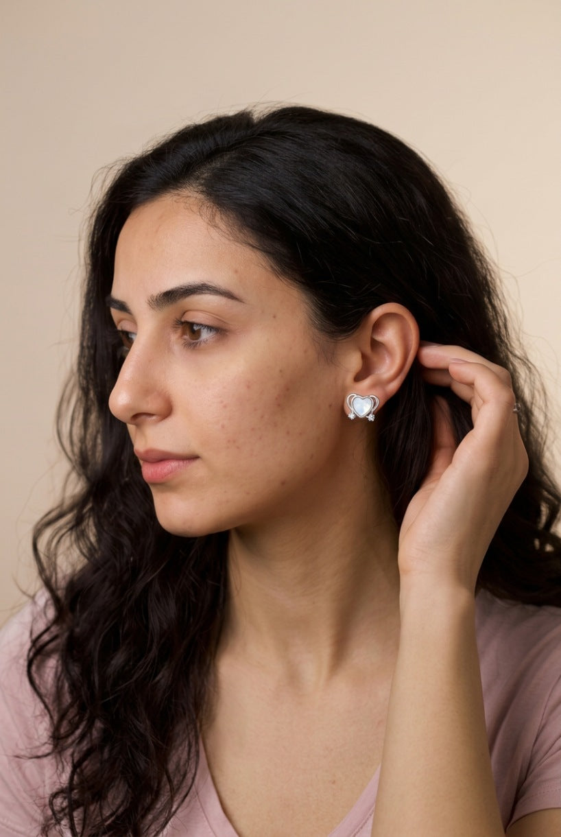 elegant-crown-heart-earrings_02_Model-Wide