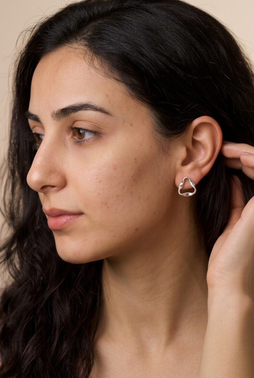 modern-twist-earrings_02_Model-Wide