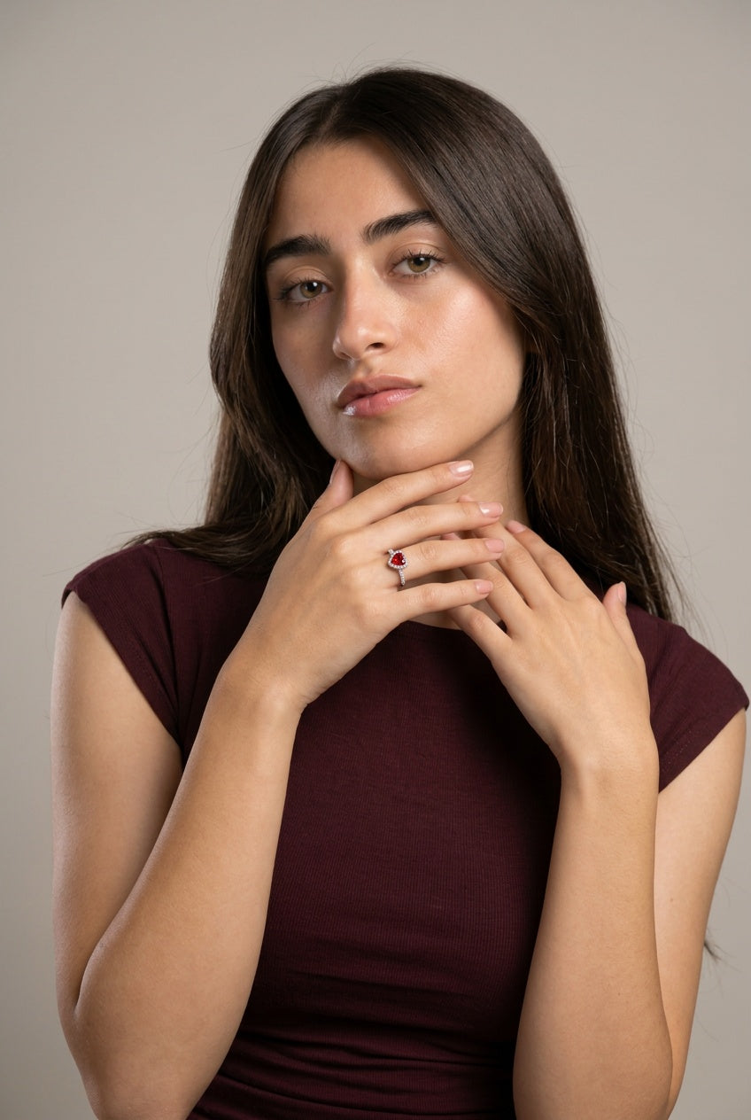 queen-of-heart-ring_02_Model-Wide