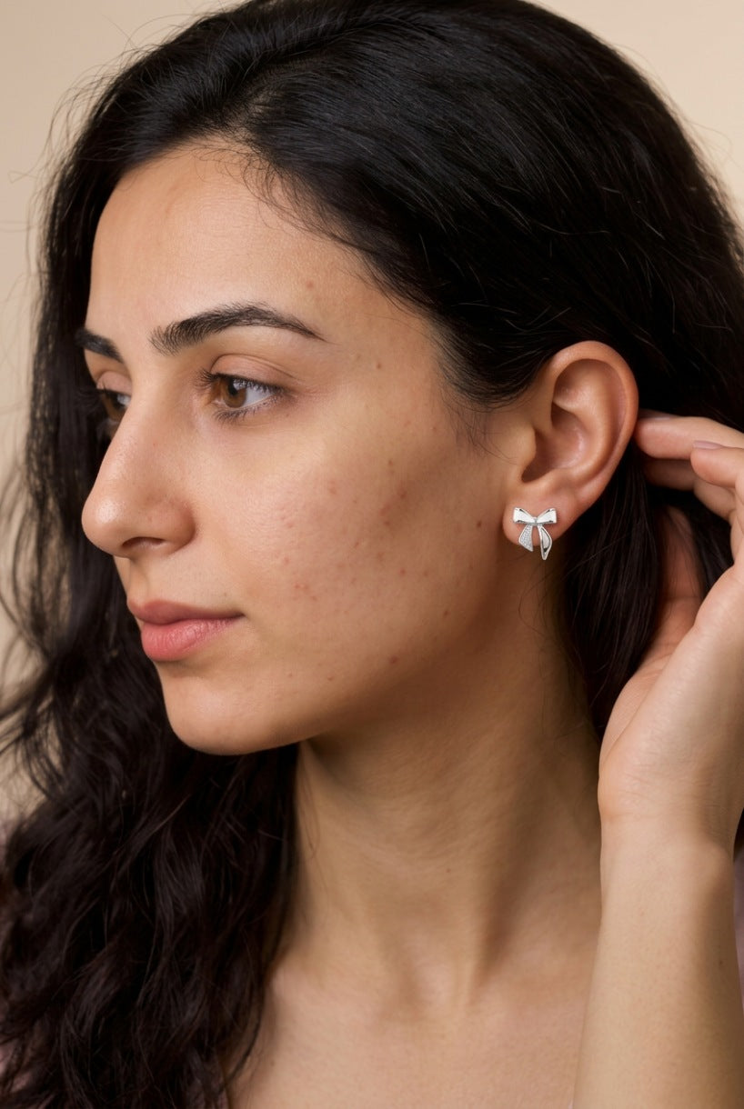 ribbon-bow-stud-earrings_02_Model-Wide