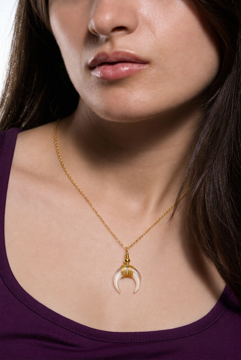 the-golden-halo-necklace_02_Model-Wide