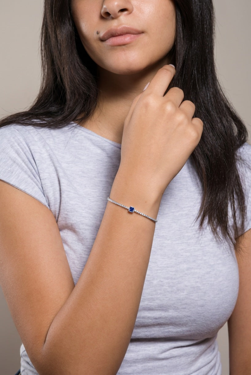 the-royal-sapphire-tennis-bracelet_02_Model-Wide